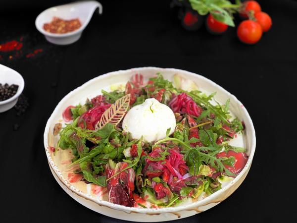 Salată cu burrata și dressing de zmeură